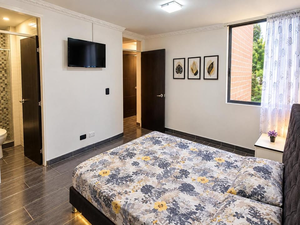 Bed, TV and multimedia, Photo of the whole room