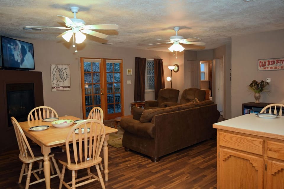TV and multimedia, Living room, Seating area, Dining area, furniture
