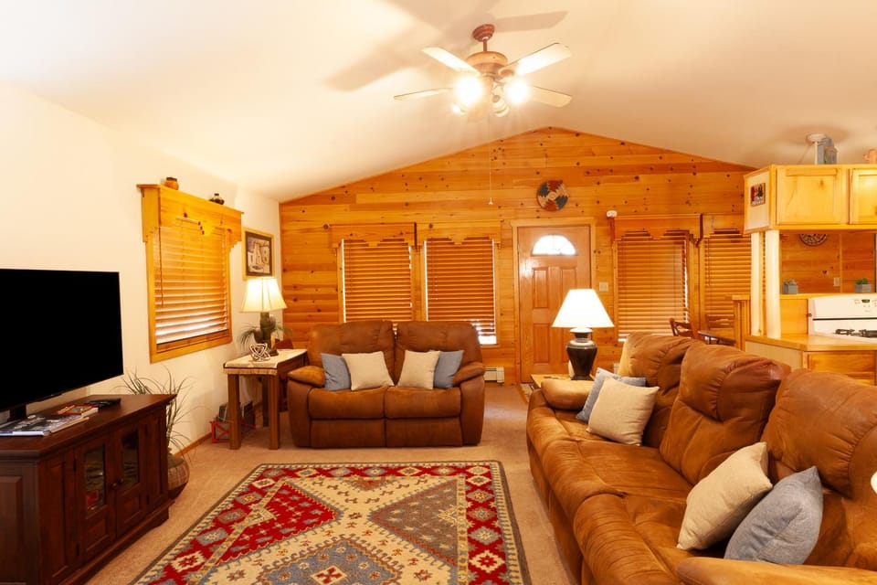 Day, TV and multimedia, Kitchen or kitchenette, Living room, Seating area, furniture, air conditioner