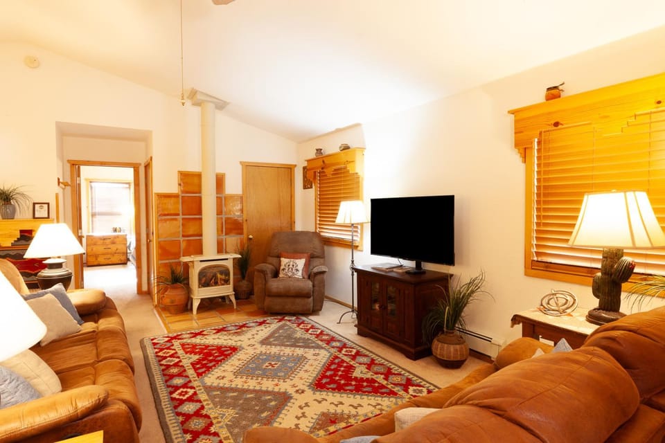 Day, TV and multimedia, Living room, Seating area, fireplace, furniture