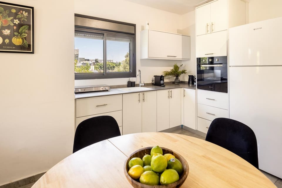 Stylish 3BR City Stay Near Baháʼí Gardens Apartment in Haifa