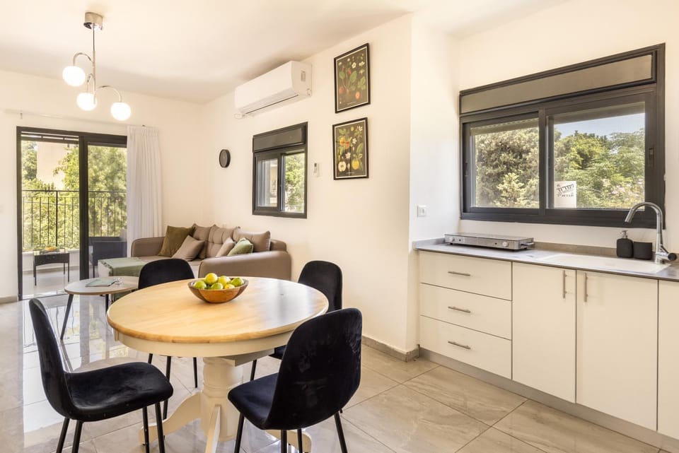 Stylish 3BR City Stay Near Baháʼí Gardens Apartment in Haifa