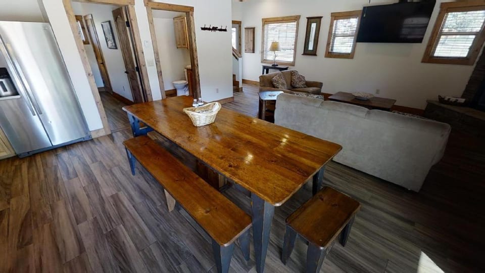 Day, TV and multimedia, Kitchen or kitchenette, Living room, Seating area, Dining area, furniture, kitchen
