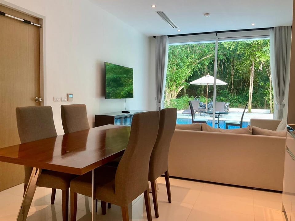 Dining area, Pool view