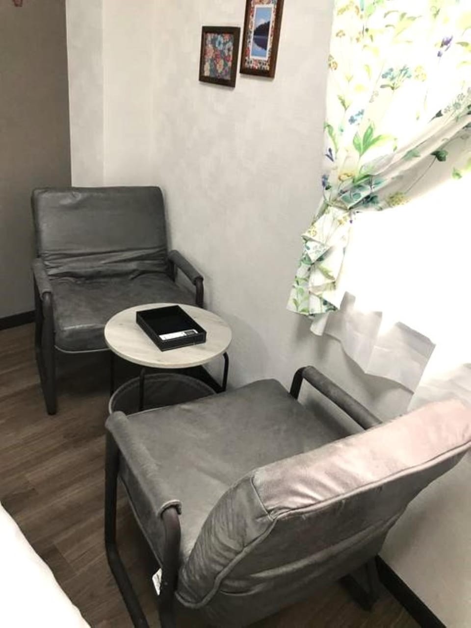 Photo of the whole room, furniture