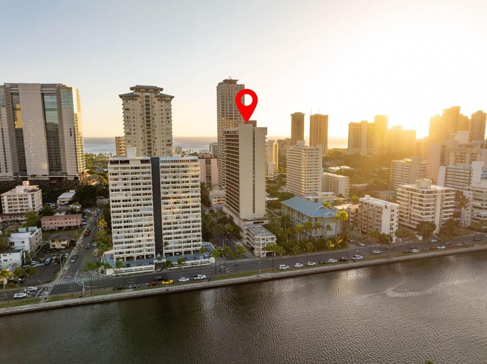 Property building, Day, Natural landscape, Bird's eye view, Sea view, Location, Sunset