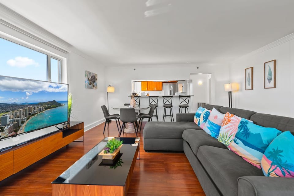 TV and multimedia, Kitchen or kitchenette, Living room, Seating area, Dining area