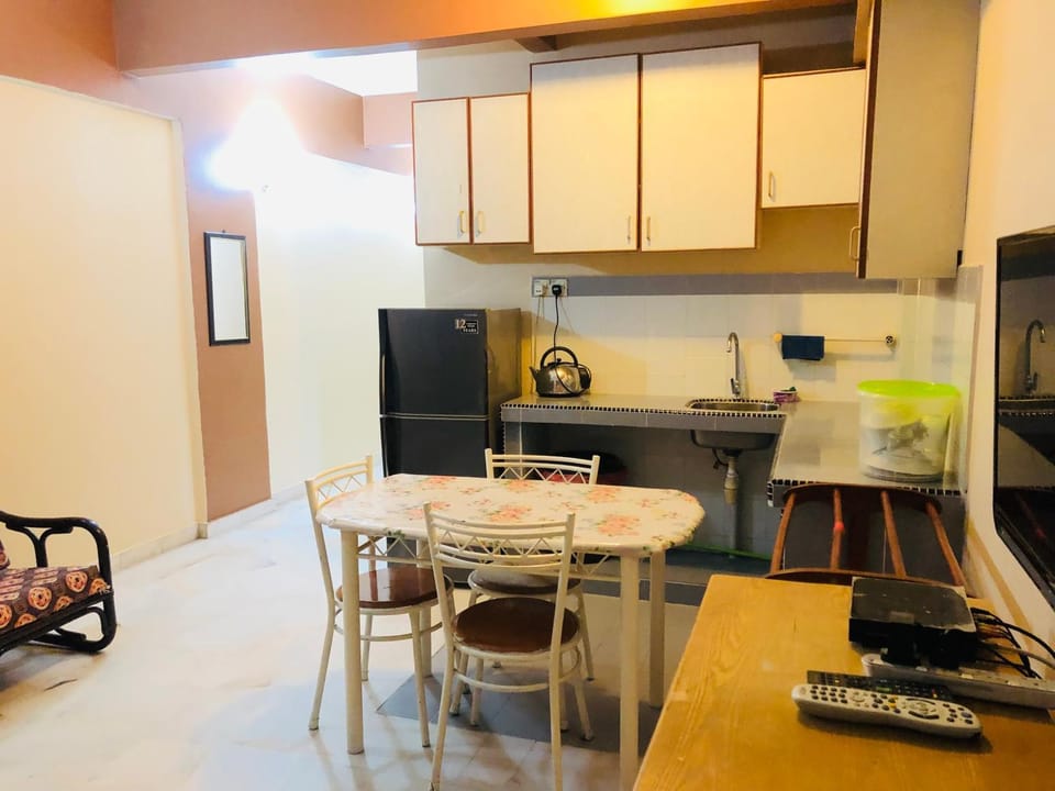 Kitchen or kitchenette, Dining area, dishwasher