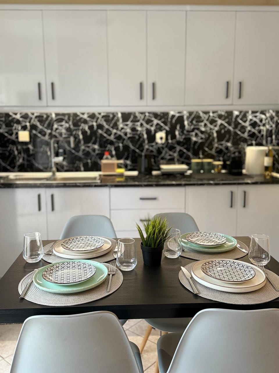 Kitchen or kitchenette, Dining area