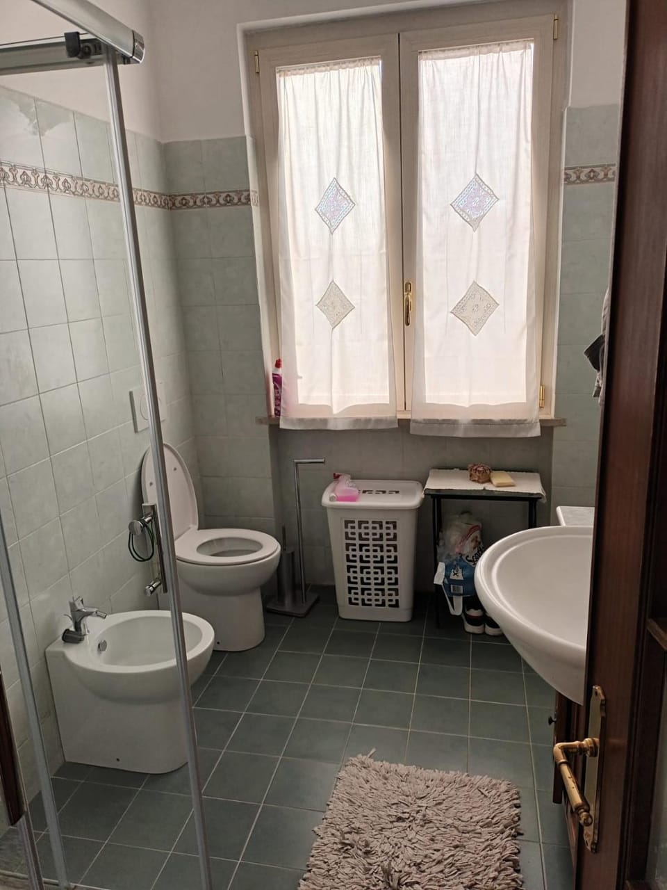 Shower, Toilet, Bathroom, bidet, towels