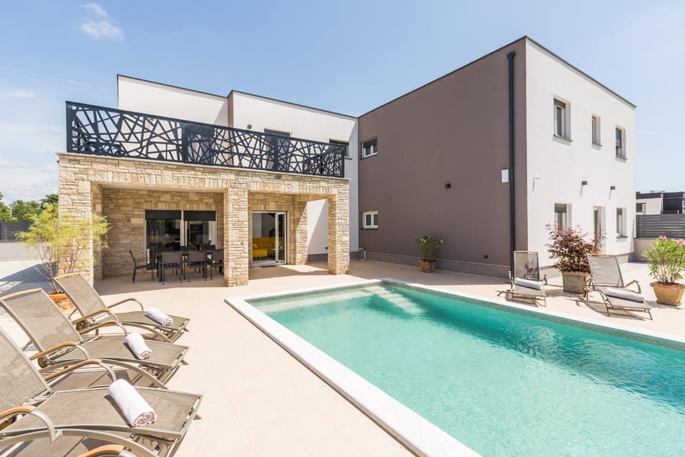 Patio, Day, Pool view, Swimming pool, sunbed