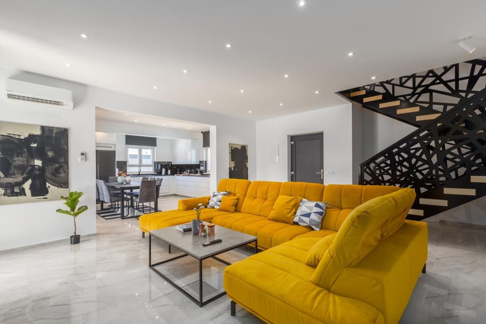 TV and multimedia, Living room, Seating area, air conditioner
