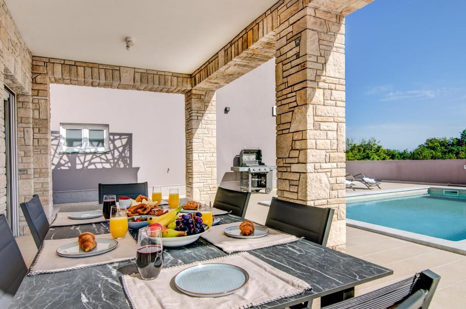Day, Balcony/Terrace, Seating area, Food, Pool view, sunbed