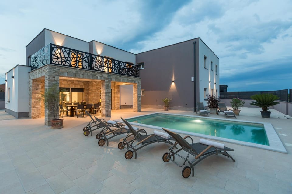Patio, Pool view, Swimming pool, sunbed