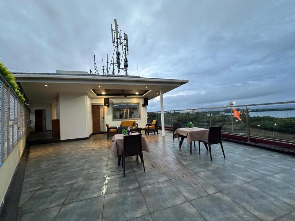Property building, Patio, Day, Balcony/Terrace, Dining area