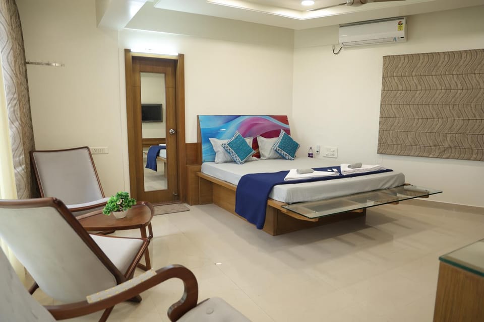 Bed, TV and multimedia, Photo of the whole room, Seating area, Bedroom, air conditioner