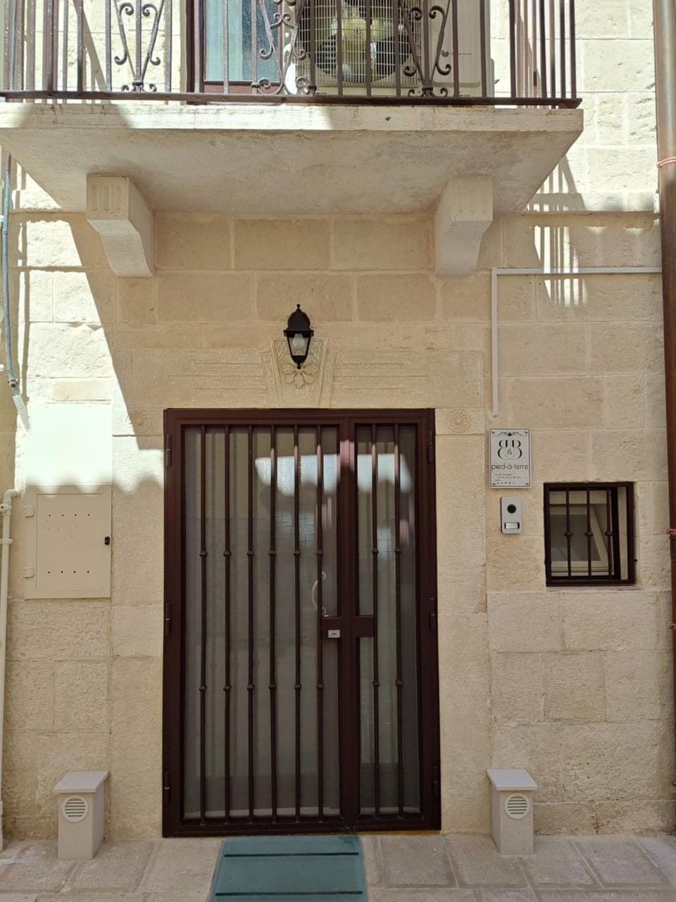 Facade/entrance