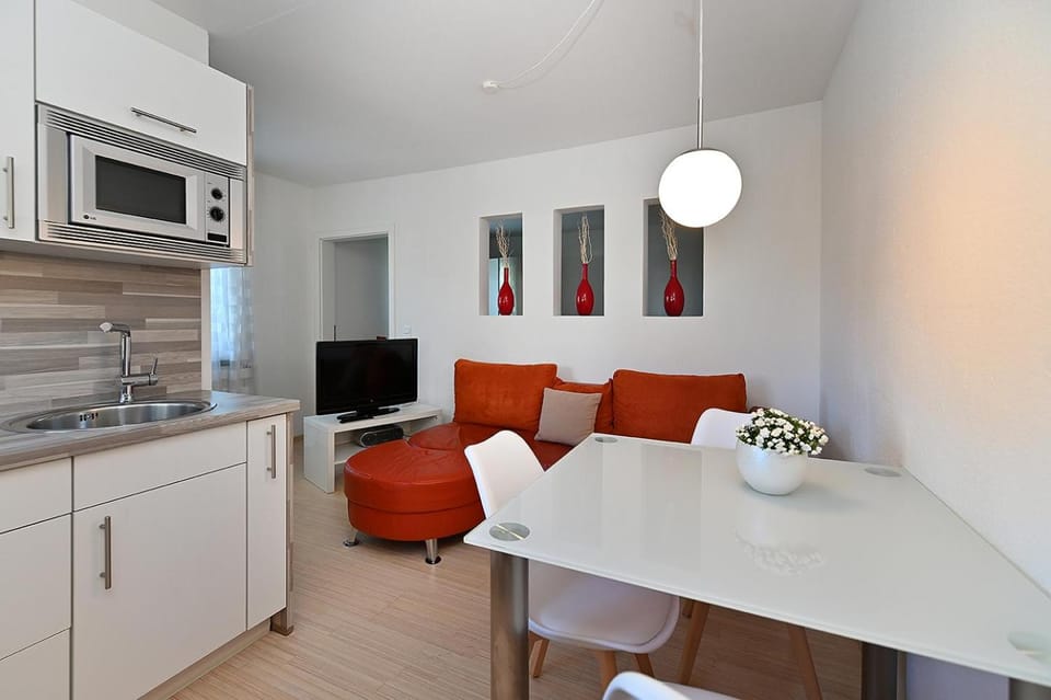 Kitchen or kitchenette, Living room, Seating area, Dining area