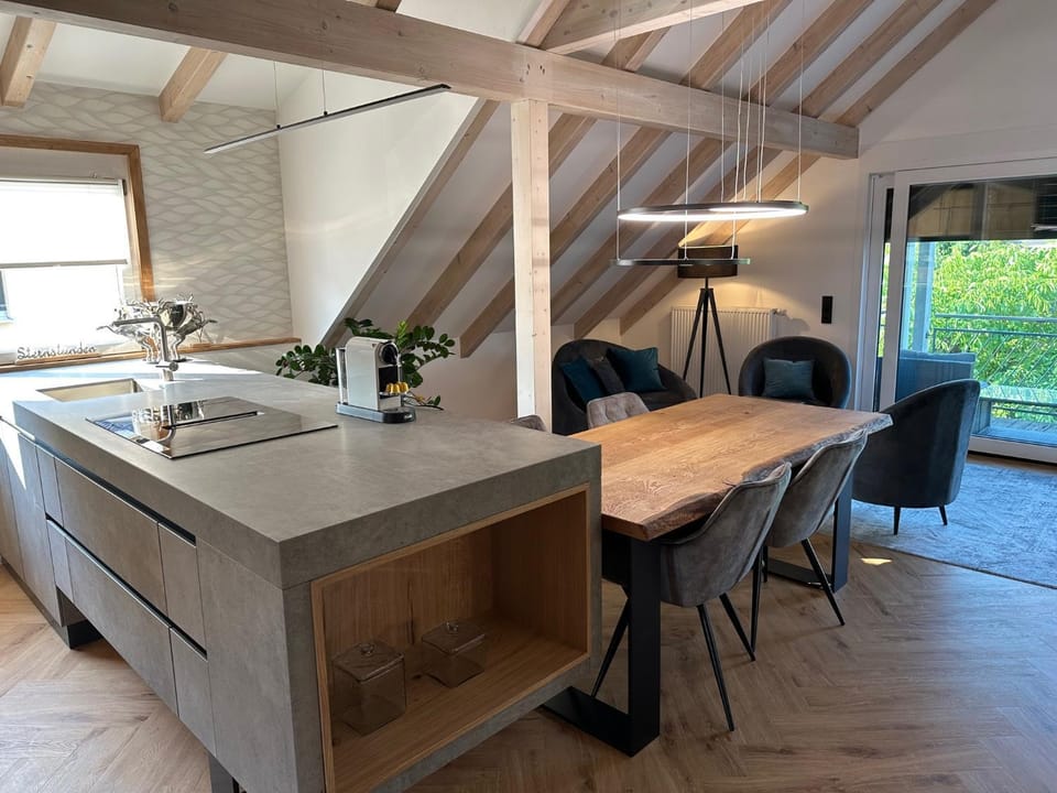 Kitchen or kitchenette, Dining area