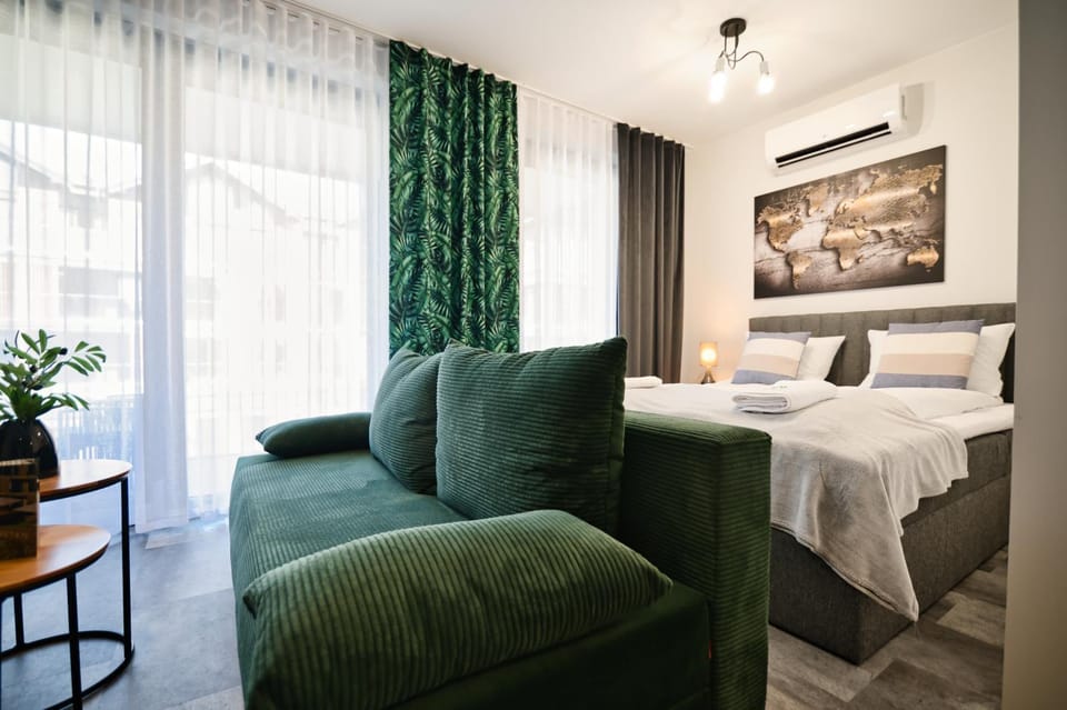 Bed, TV and multimedia, Living room, Photo of the whole room, Seating area, Bedroom, towels