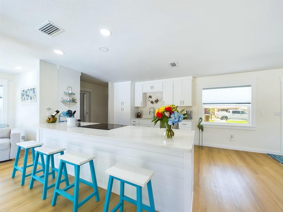 Island Oasis with Heated Pool Private Tiki Bar! House in Merritt Island