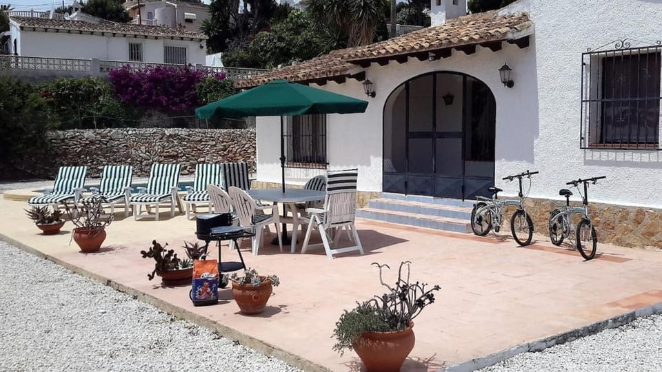 Property building, Patio, Day, sunbed