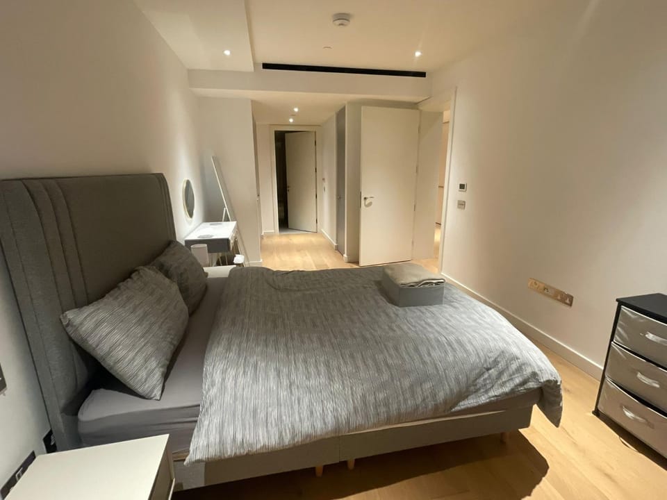 Spacious 2 bed 2 bath Battersea Powerstation Apartment Apartment in London