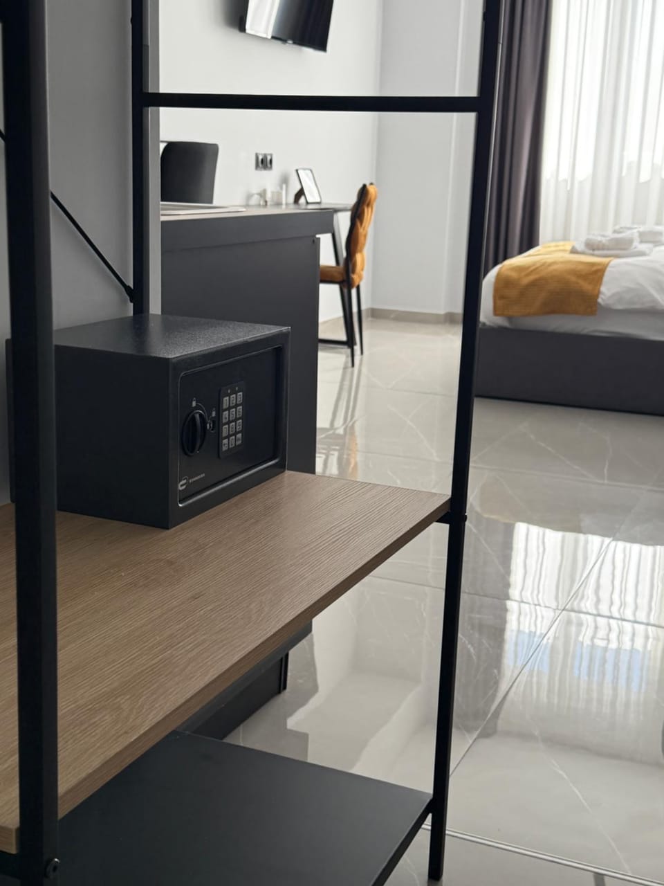 Photo of the whole room, safe, safe