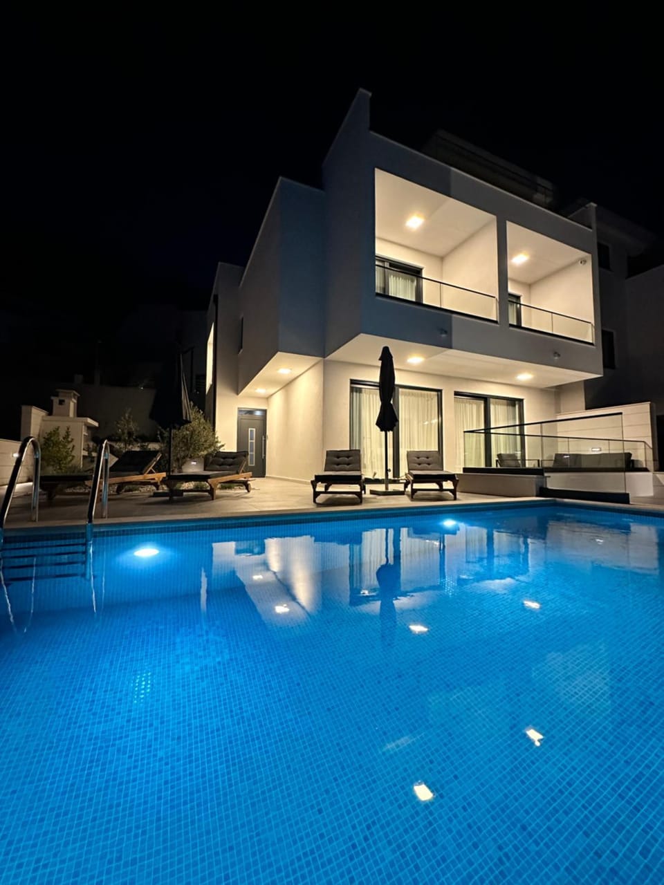 Property building, Pool view, Swimming pool, sunbed