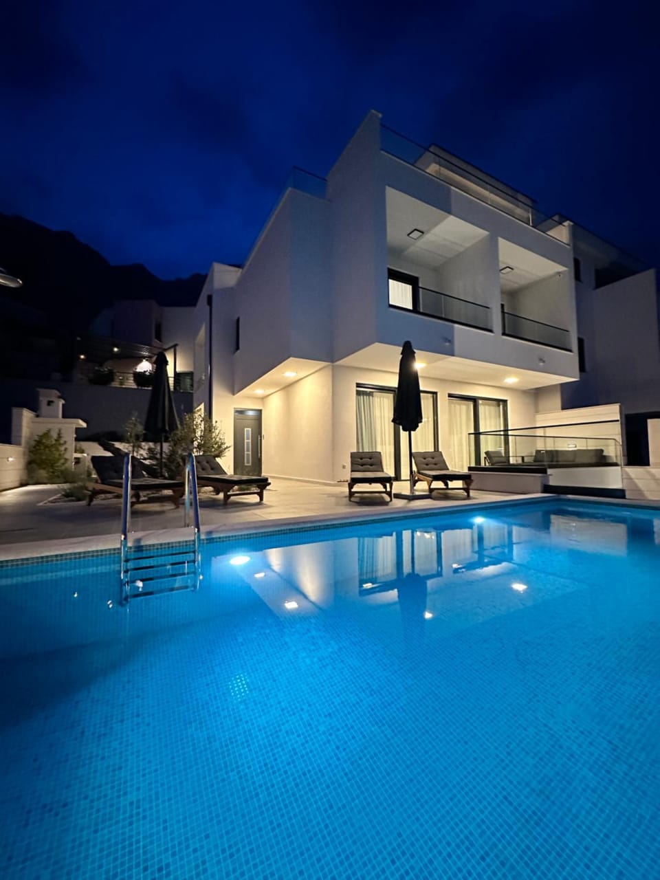 Property building, Pool view, Swimming pool