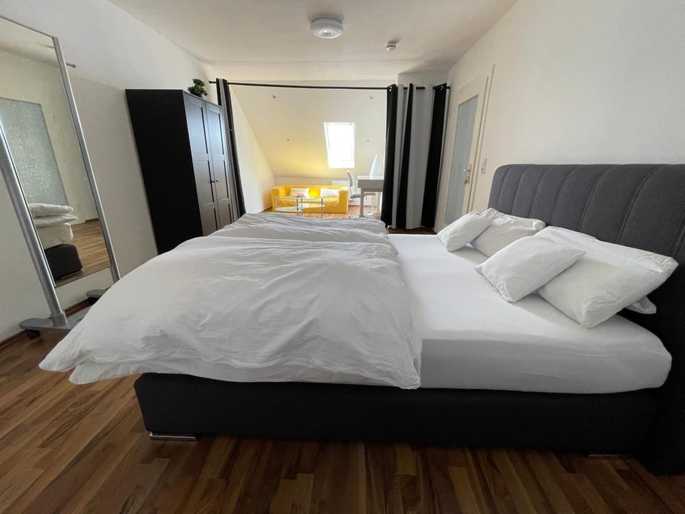 Geräumiges Komfort-Schlafzimmer im Zentrum von Kassel Vacation rental in Kassel