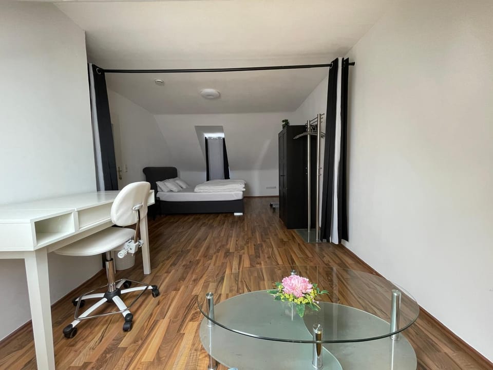 Geräumiges Komfort-Schlafzimmer im Zentrum von Kassel Vacation rental in Kassel