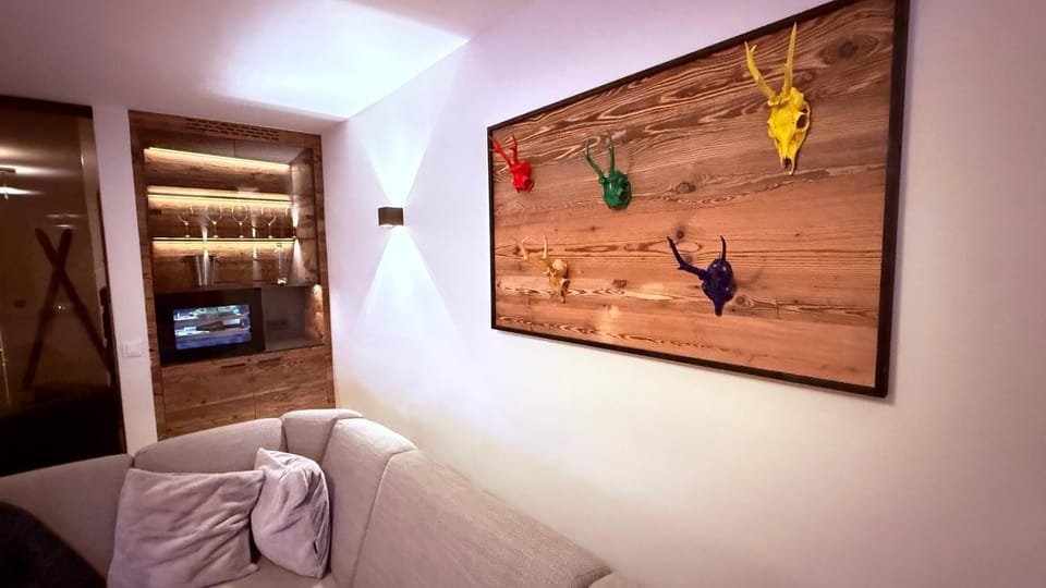 Communal lounge/ TV room, TV and multimedia, Decorative detail