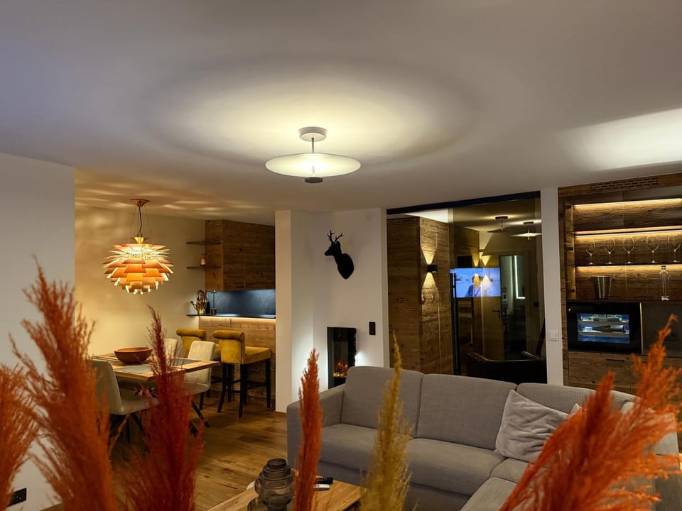 TV and multimedia, Living room, Seating area, Dining area