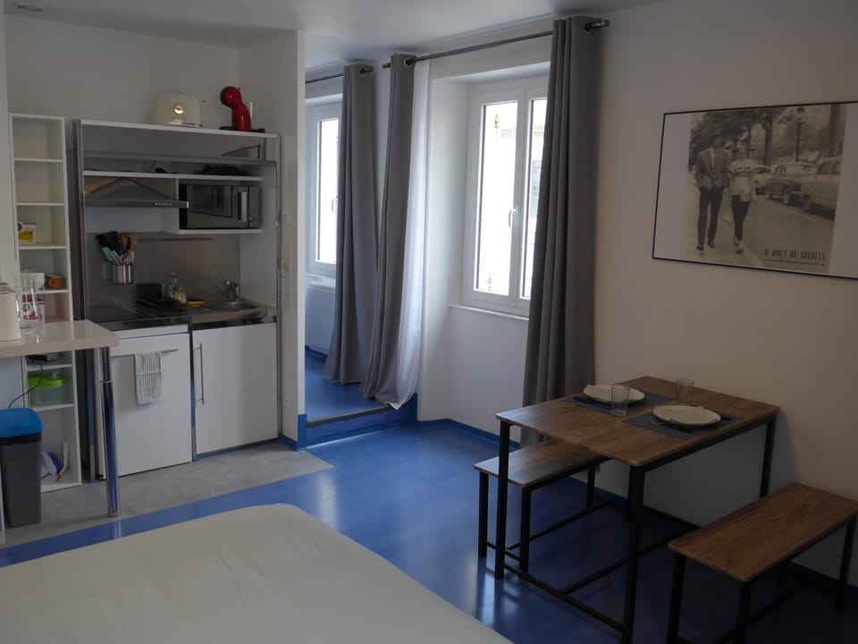 Kitchen or kitchenette, Dining area, stove