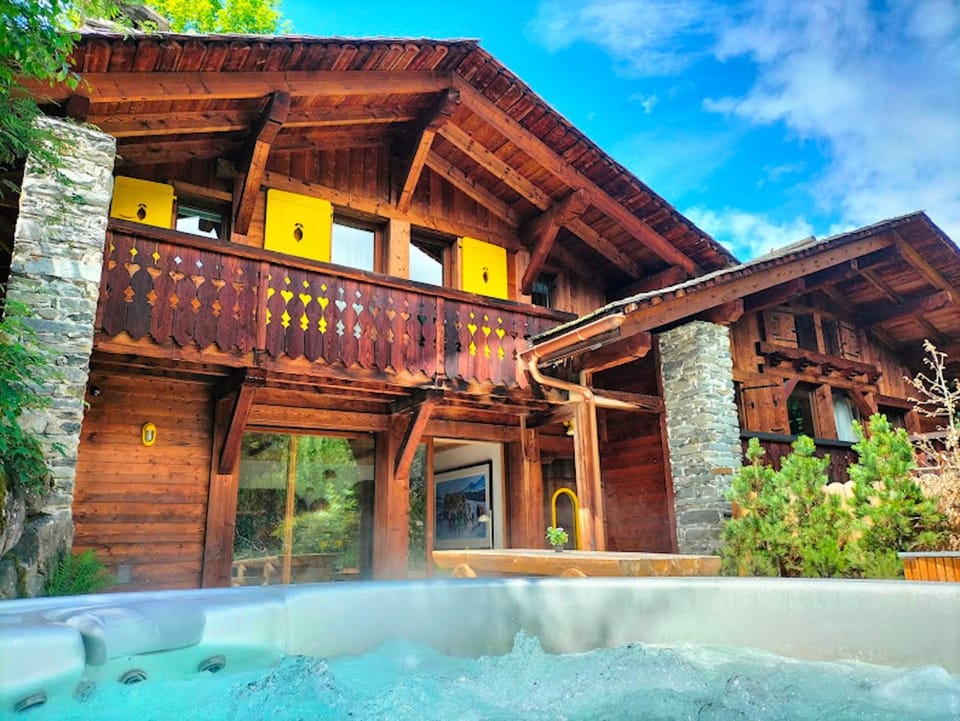 Property building, Facade/entrance, Hot Tub