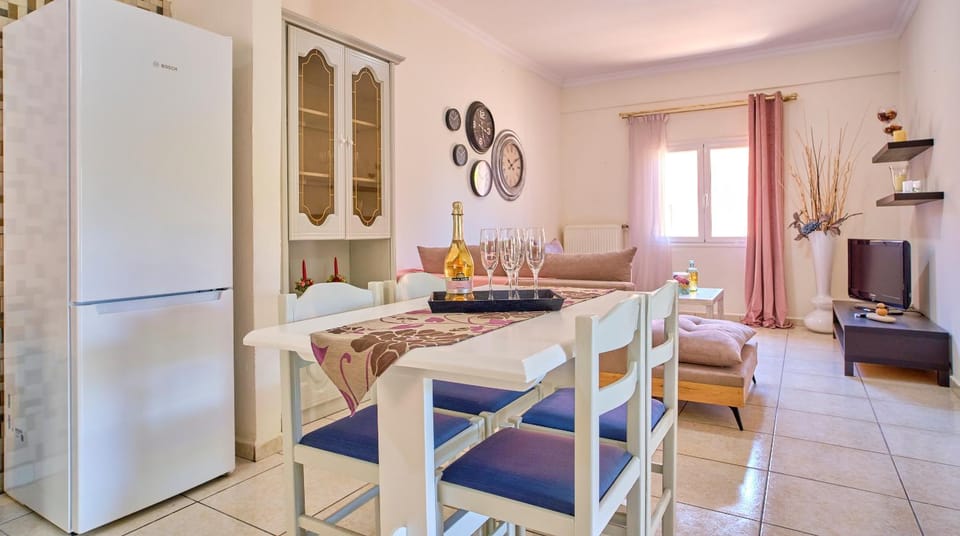 TV and multimedia, Kitchen or kitchenette, Living room, Seating area, Dining area