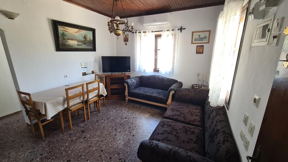 Communal lounge/ TV room, TV and multimedia, Living room, Seating area, Evening entertainment