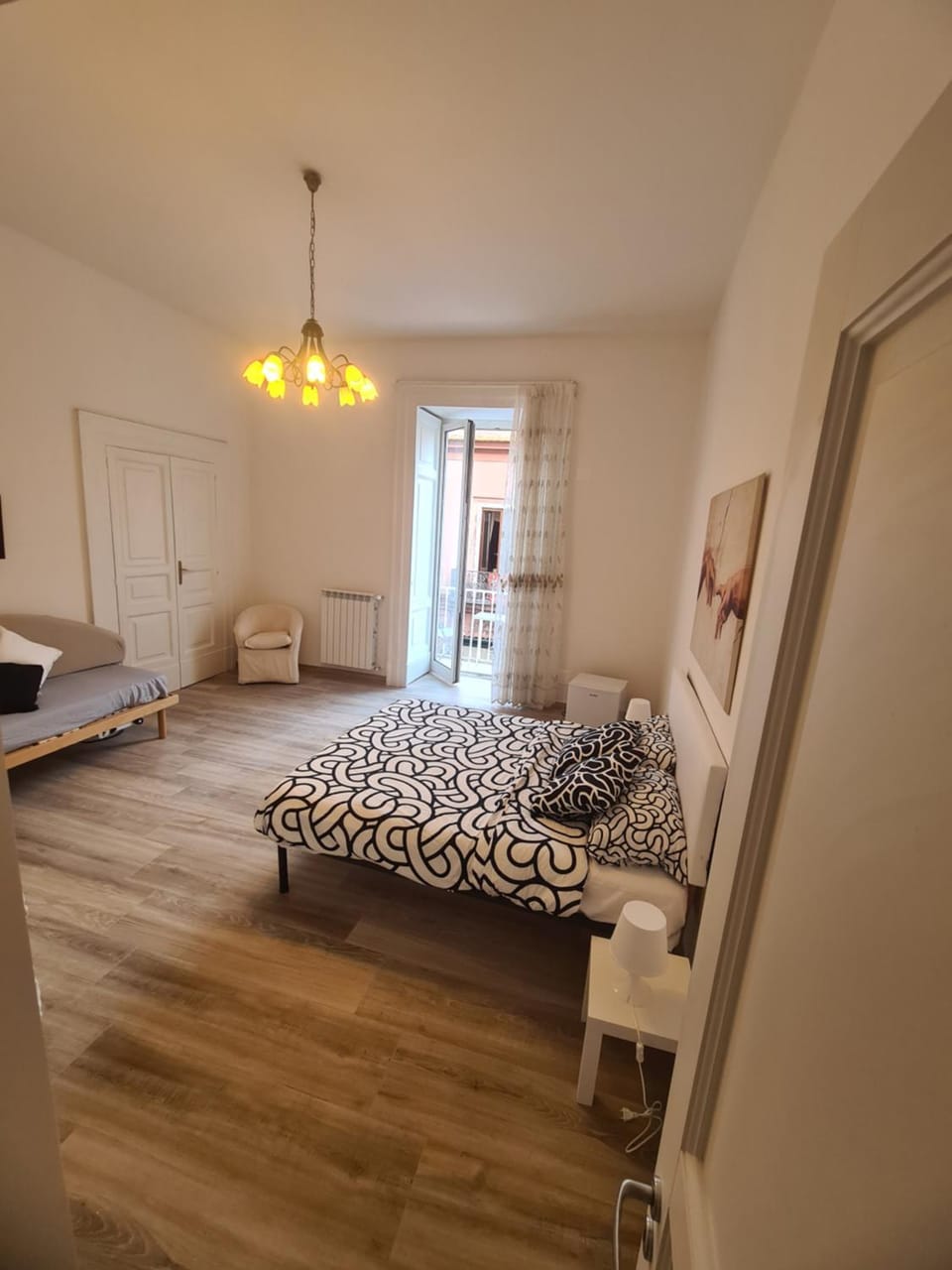 Bed, TV and multimedia, Photo of the whole room, Bedroom