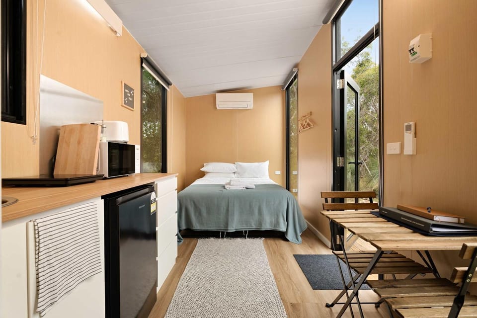 Bed, Kitchen or kitchenette, Dining area