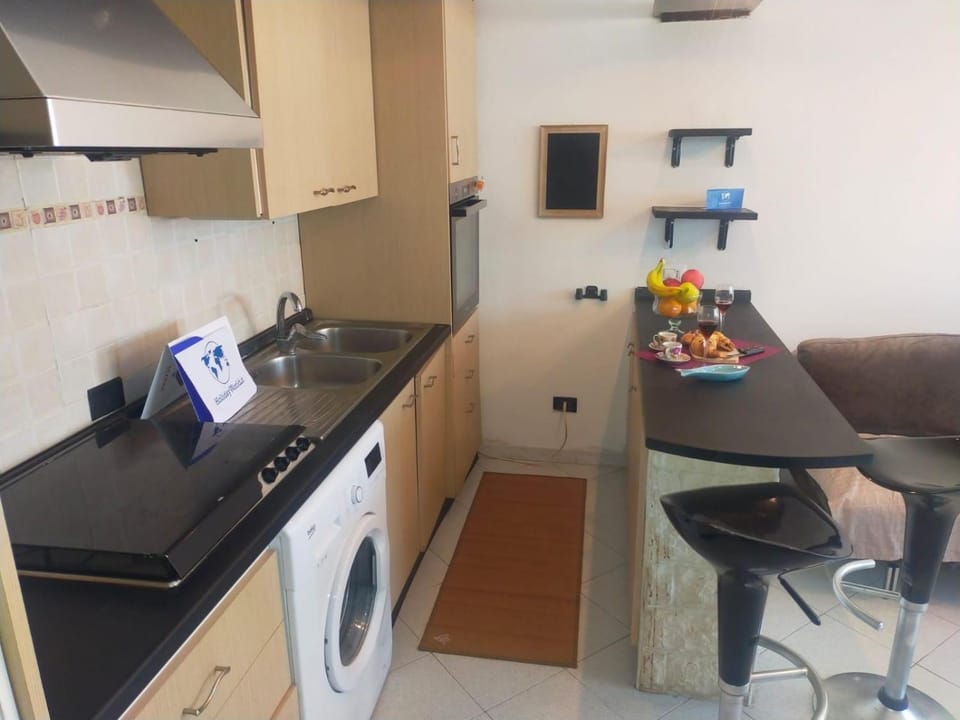 Kitchen or kitchenette, Dining area, oven, washing machine