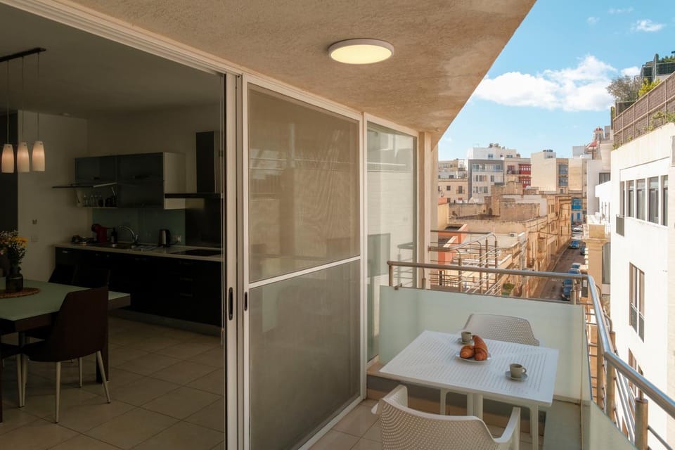 Patio, Day, View (from property/room), Balcony/Terrace, Dining area, City view
