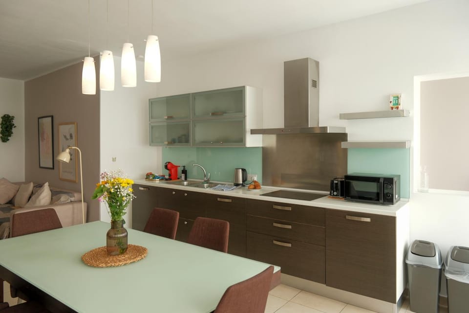 Coffee/tea facilities, Kitchen or kitchenette, Dining area, microwave, oven, stove, toaster