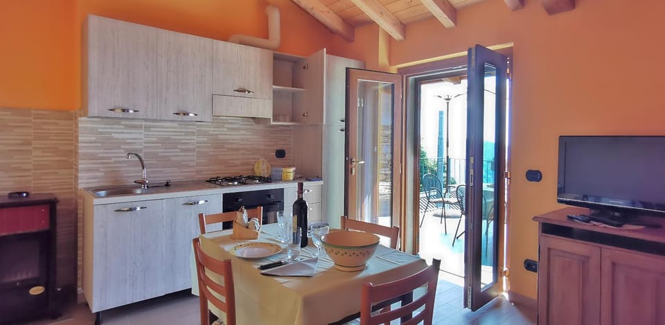 Kitchen or kitchenette, Dining area, stove