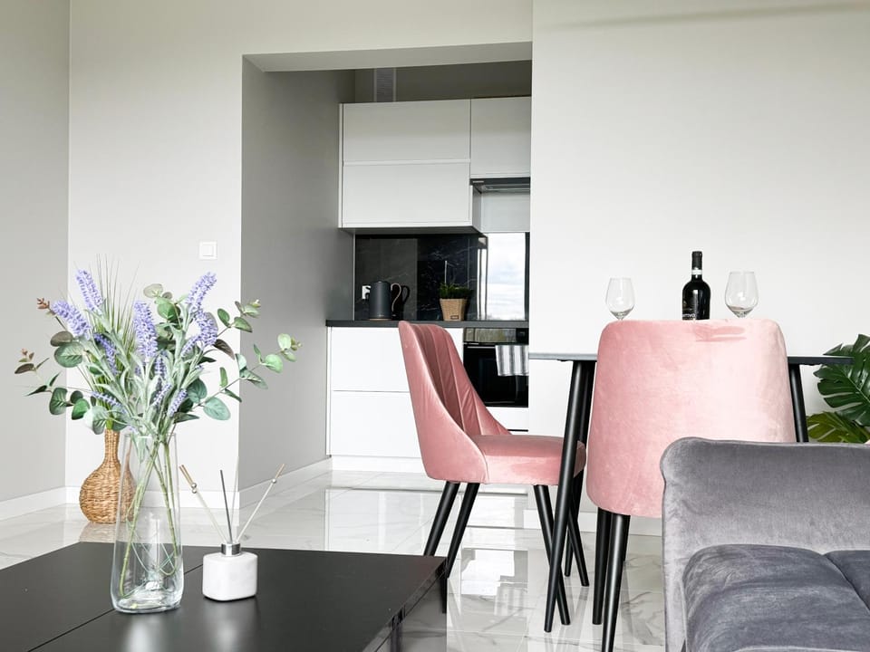 Kitchen or kitchenette, Living room, Seating area, Dining area