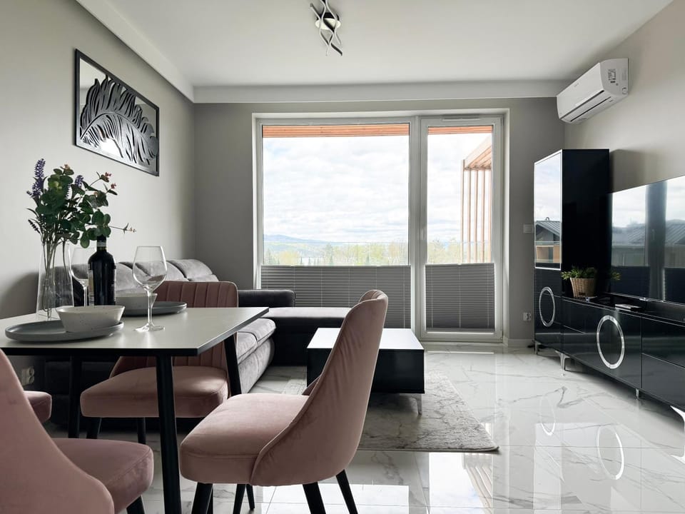 TV and multimedia, Living room, Seating area, Dining area, Evening entertainment, air conditioner