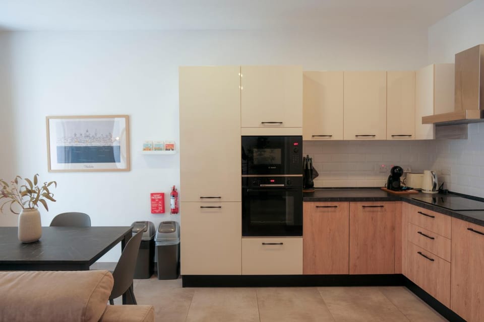 Coffee/tea facilities, Kitchen or kitchenette, Dining area, oven, stove, toaster