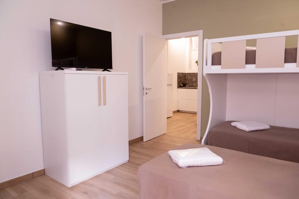 Bedroom, bunk bed