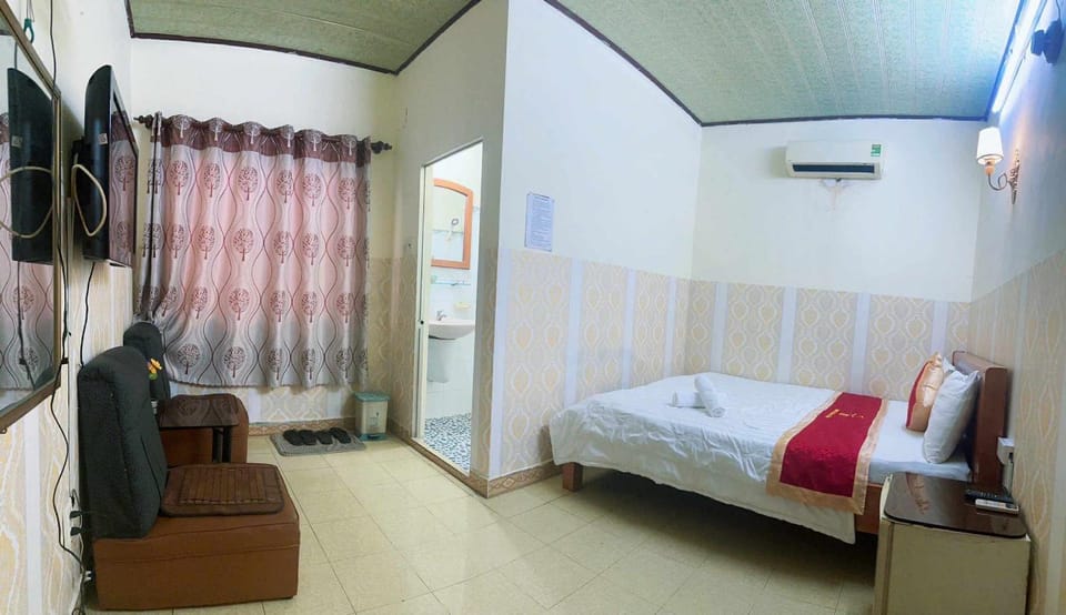 Photo of the whole room, air conditioner