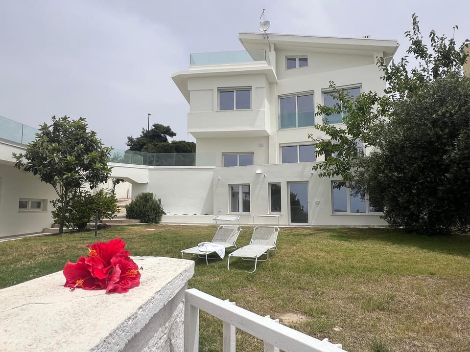 Property building, Garden, Garden view, sunbed